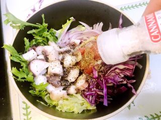 8、意大利海鲜低脂沙拉,加入少许海盐