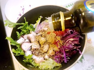 11、意大利海鲜低脂沙拉,倒入5毫升橄榄油