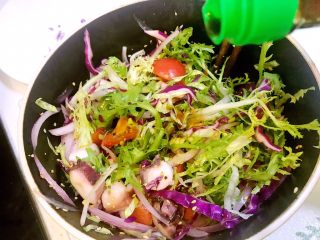 12、意大利海鲜低脂沙拉,倒入5毫升生抽