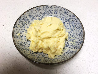 3、芝士榴莲披萨,把榴莲肉去核后压碎，尽量细腻一点