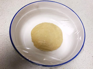 8、芝士榴莲披萨,揉成光滑的面团，盖上保鲜膜饧发至一倍大