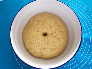 9、芝士榴莲披萨,面饧发好了