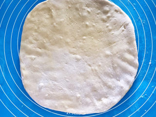 11、芝士榴莲披萨,擀成面皮