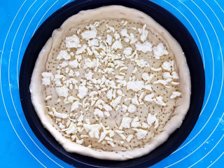 14、芝士榴莲披萨,均匀的撒一层芝士碎