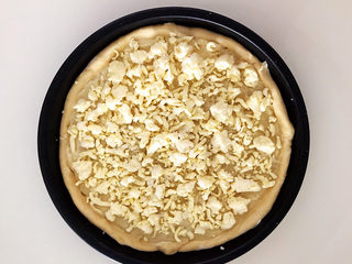 16、芝士榴莲披萨,再撒上一层芝士碎