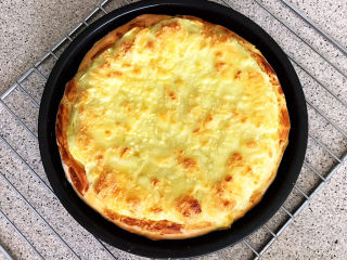 18、芝士榴莲披萨,芝士榴莲披萨烤好了，好香啊～