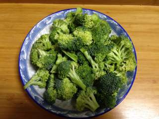 1、好吃不怕胖——蔬菜薄底披萨,西兰花洗净掰成小朵