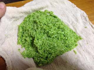 2、好吃不怕胖——蔬菜薄底披萨,晾至不烫手，然后尽量挤干西兰花的水分