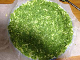 3、好吃不怕胖——蔬菜薄底披萨,倒入铺好油纸的烤盘，用勺子压平约2mm厚