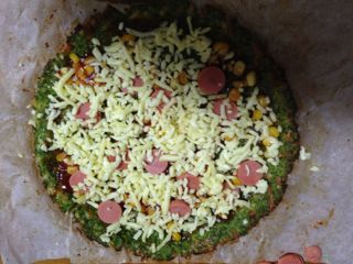 4、好吃不怕胖——蔬菜薄底披萨,表面撒马苏里拉奶酪丝