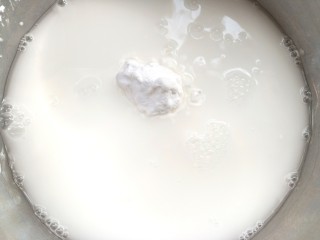 3、豌豆凉粉,一碗水倒入豌豆粉中，搅拌均匀