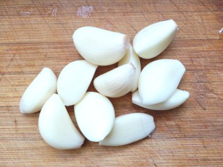 9、豌豆凉粉,剥好蒜，洗净，剁成泥备用