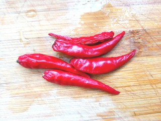 10、豌豆凉粉,米辣洗净切碎备用