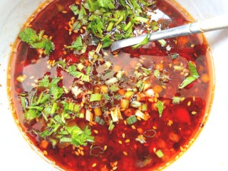 16、豌豆凉粉,加入一勺凉开水搅拌均匀，放入香葱，香菜