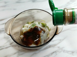 8、#做妈妈的拿手菜#爆炒鱿鱼,再加入胡椒粉。