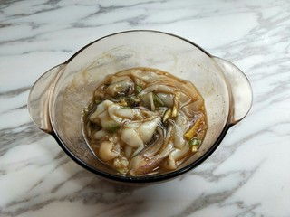 9、#做妈妈的拿手菜#爆炒鱿鱼,抓拌均匀，（可以戴一次性手套）腌制45分钟。