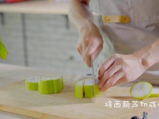 1、有虾又有溏心蛋的高颜值沙拉,把西葫芦先从中间切圆形块,然后再像切苹果一样切成小块