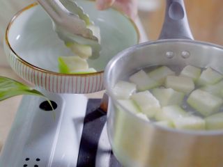 3、有虾又有溏心蛋的高颜值沙拉,等到西葫芦颜色变深即可捞起,放入沙拉碗中