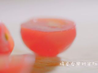 4、有虾又有溏心蛋的高颜值沙拉,圣女果对半切开,分散在沙拉碗里