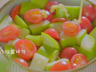 5、有虾又有溏心蛋的高颜值沙拉,加入适量的沙拉酱,沙拉酱口味按个人喜好