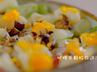 8、有虾又有溏心蛋的高颜值沙拉,腰果碎撒进沙拉碗里