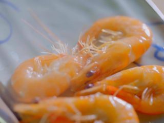 9、有虾又有溏心蛋的高颜值沙拉,好东西来了!大虾焯熟~