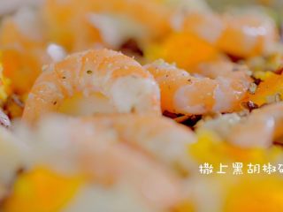 11、有虾又有溏心蛋的高颜值沙拉,最后撒上黑胡椒点缀