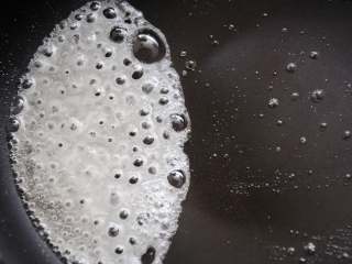 6、拔丝苹果 百分百成功 附炒糖过程最详细图解 适合各种拔丝菜品,小火加热，糖汁开始冒泡，泡泡大小不一，也不密集。