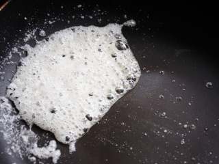 9、拔丝苹果 百分百成功 附炒糖过程最详细图解 适合各种拔丝菜品,这就是炒糖的第二种状态了——挂霜。这个时候下入原料，离火裹匀，随着糖液温度的降低，白糖会在原料表面重新结晶，形成一层白霜。比如糖霜花生。