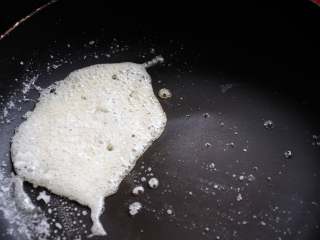 10、拔丝苹果 百分百成功 附炒糖过程最详细图解 适合各种拔丝菜品,继续加热，会发现大泡开始变少，糖液开始稍微变色，这个时候颜色不仔细看还看不出来。