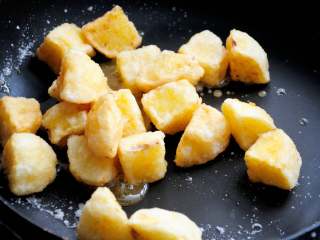 13、拔丝苹果 百分百成功 附炒糖过程最详细图解 适合各种拔丝菜品,糖液达到拔丝状态后迅速下炸好的苹果块，快速裹匀。