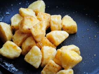 14、拔丝苹果 百分百成功 附炒糖过程最详细图解 适合各种拔丝菜品,之所以强调要快，是因为慢了就不容易裹匀，而且已经开始拔出细丝。