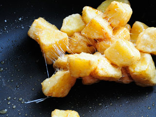 15、拔丝苹果 百分百成功 附炒糖过程最详细图解 适合各种拔丝菜品,尤其是现在天气已经开始转凉，室温本身就不高，更要尽快裹匀。