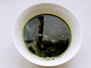 1、百变面食之翡翠凉皮（不洗面简易版）, 焯水后的菠菜加盐、一滴油用果汁机榨汁过滤备用。
