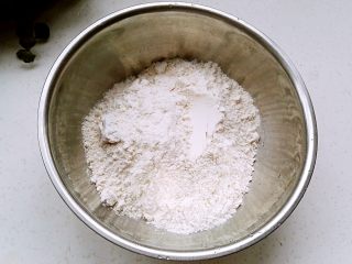 2、百变面食之翡翠凉皮（不洗面简易版）, 面粉倒盆里。