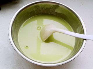 3、百变面食之翡翠凉皮（不洗面简易版）,倒入菠菜汁用筷子顺着一个方向搅成无颗粒顺滑的稠面糊，慢慢加入水搅拌稀释。