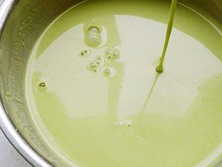 4、百变面食之翡翠凉皮（不洗面简易版）,调成扬勺倒出，成不断线样能流动的稀面糊，静置20分钟，再次搅匀。