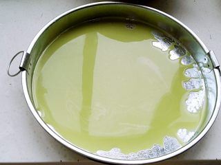 5、百变面食之翡翠凉皮（不洗面简易版）,凉皮罗罗用油刷刷一层香油(或其它熟油防粘好揭)、倒入浆液，轻轻晃匀（薄厚你做几张就掌握住了，随意哈)。