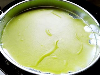 6、百变面食之翡翠凉皮（不洗面简易版）,锅中水烧开，把盘子放开水锅中，盖盖隔水蒸两三分钟（时间视厚薄而定）， 一透明起大泡就熟了（此时可以把另外一个罗罗也舀入面浆，待第一个取出，就