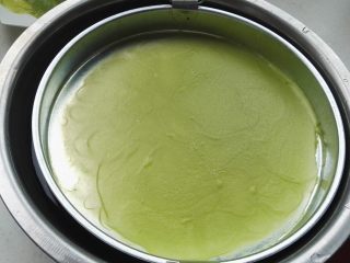 7、百变面食之翡翠凉皮（不洗面简易版）,取出，把凉皮罗罗放入凉水盆中，过凉（我用两个筷子挑的罗罗耳环，注意防烫哈)。