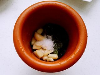 11、百变面食之翡翠凉皮（不洗面简易版）, 放蒜臼中加盐。