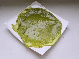 9、百变面食之翡翠凉皮（不洗面简易版）, 蒸好的凉皮放在盘子上，逐张叠放抹香油(或其他熟植物油)、防止粘一起， 依次蒸完所有凉皮。