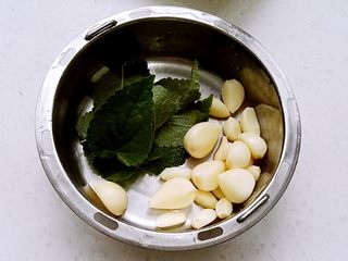 10、百变面食之翡翠凉皮（不洗面简易版）,藿香、蒜瓣淘洗干净。