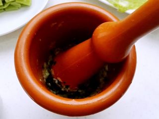 12、百变面食之翡翠凉皮（不洗面简易版）, 捣成泥。加醋、生抽、香油、花生芝麻酱、辣椒油调成料汁。