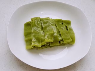 13、百变面食之翡翠凉皮（不洗面简易版）,凉皮切条装盘。