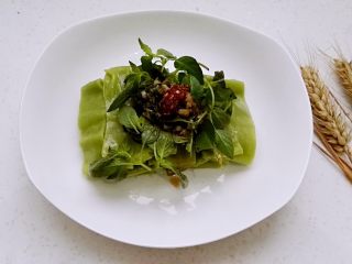 14、百变面食之翡翠凉皮（不洗面简易版）,放上黄瓜丝、荊芥、料汁拌匀。