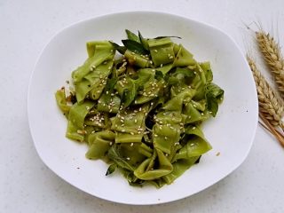 15、百变面食之翡翠凉皮（不洗面简易版）,撒上熟芝麻既可开吃。