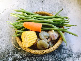 1、四季豆时蔬丁虾仁小炒,四季豆、鲜虾、玉米、胡萝卜