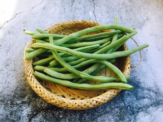 2、四季豆时蔬丁虾仁小炒,把四季豆的筋和老根去掉。