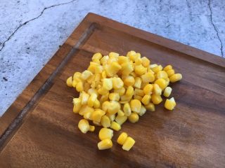 6、四季豆时蔬丁虾仁小炒,玉米煮熟,剥成粒状。